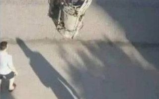 Пожарные в Алеппо спасли студентку, застрявшую на балконе на четвертом этаже, чтобы сдать экзамен