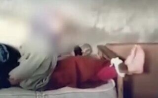 Сирийский мужчина пытается ребенка-сироту, вызвав возмущение в социальных сетях